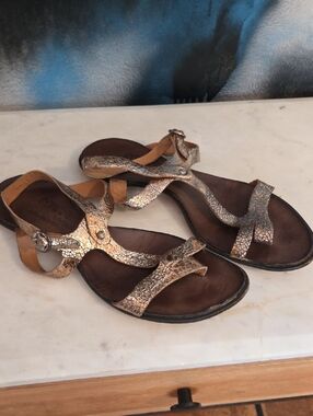 Women's Metallic Crackle Strappy Sandals - Gold..size 39.5..USA